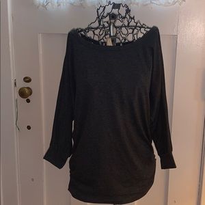 Long sleeve charcoal gray top w/ruched side at hip